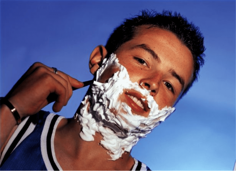 remaja bercukur dan berpikir tentang pembesaran penis