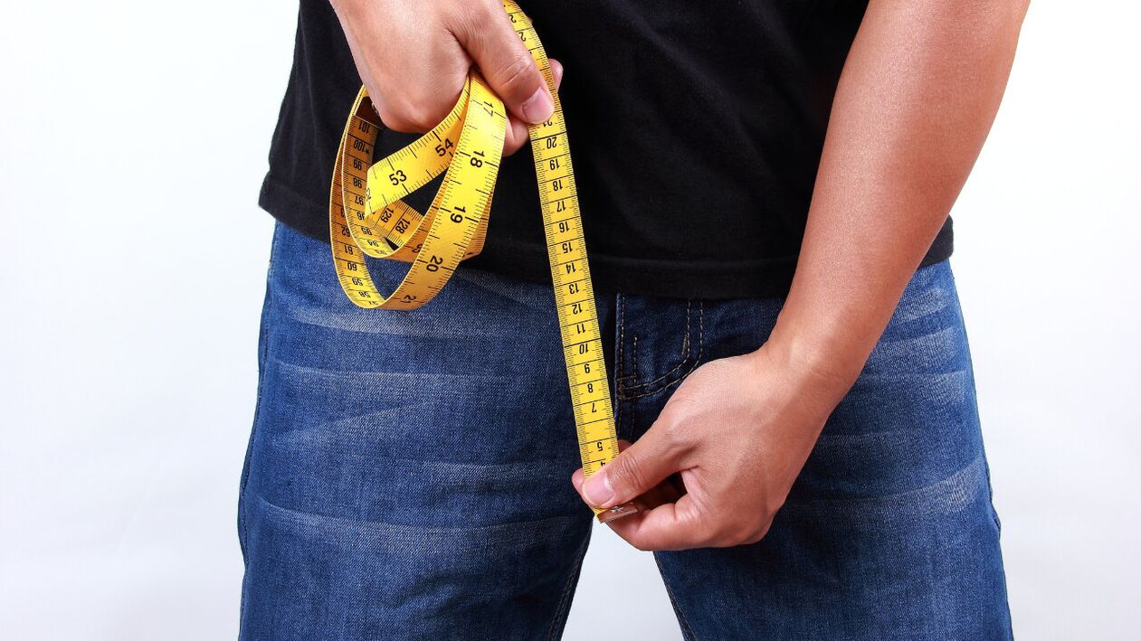 pria mengukur penis sebelum pembesaran