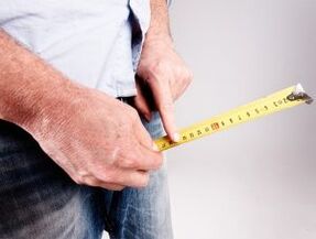 seorang pria mengukur panjang penis sebelum augmentasi dengan soda