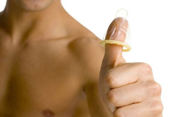 kondom di jari melambangkan pembesaran penis remaja